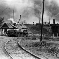 Немецкое штурмовое орудие StuG III рядом с железнодорожным переездом в центре Сталинграда. Сентябрь 1942 года 